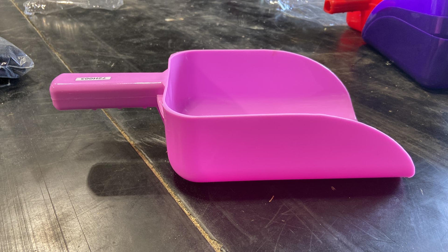 Feed scoop with handles