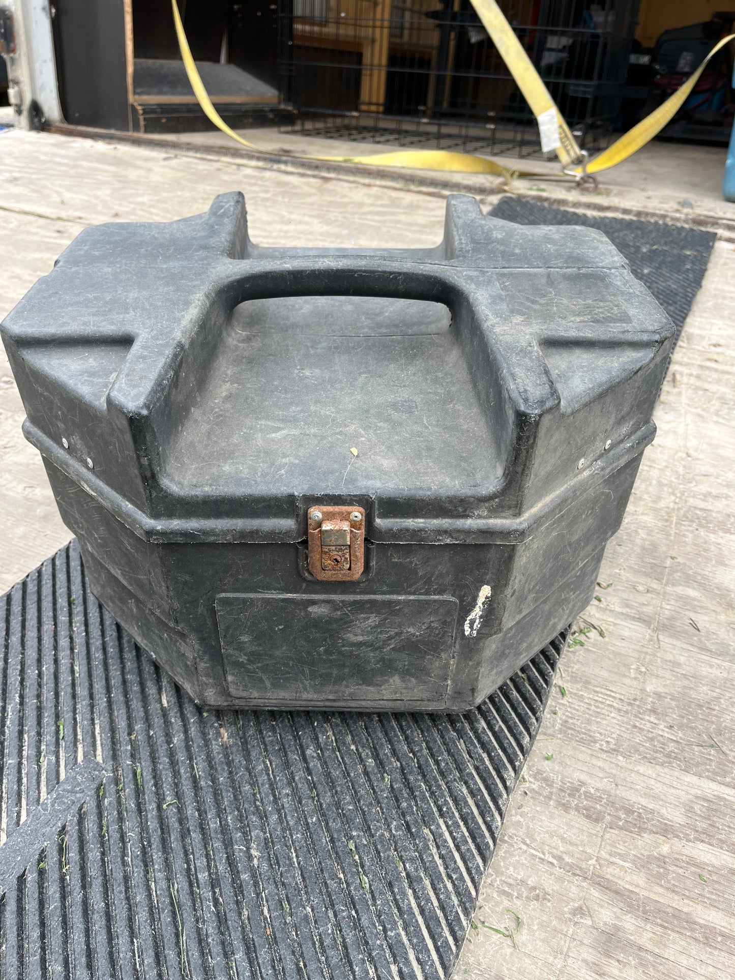 Hat can broken hinge but closes