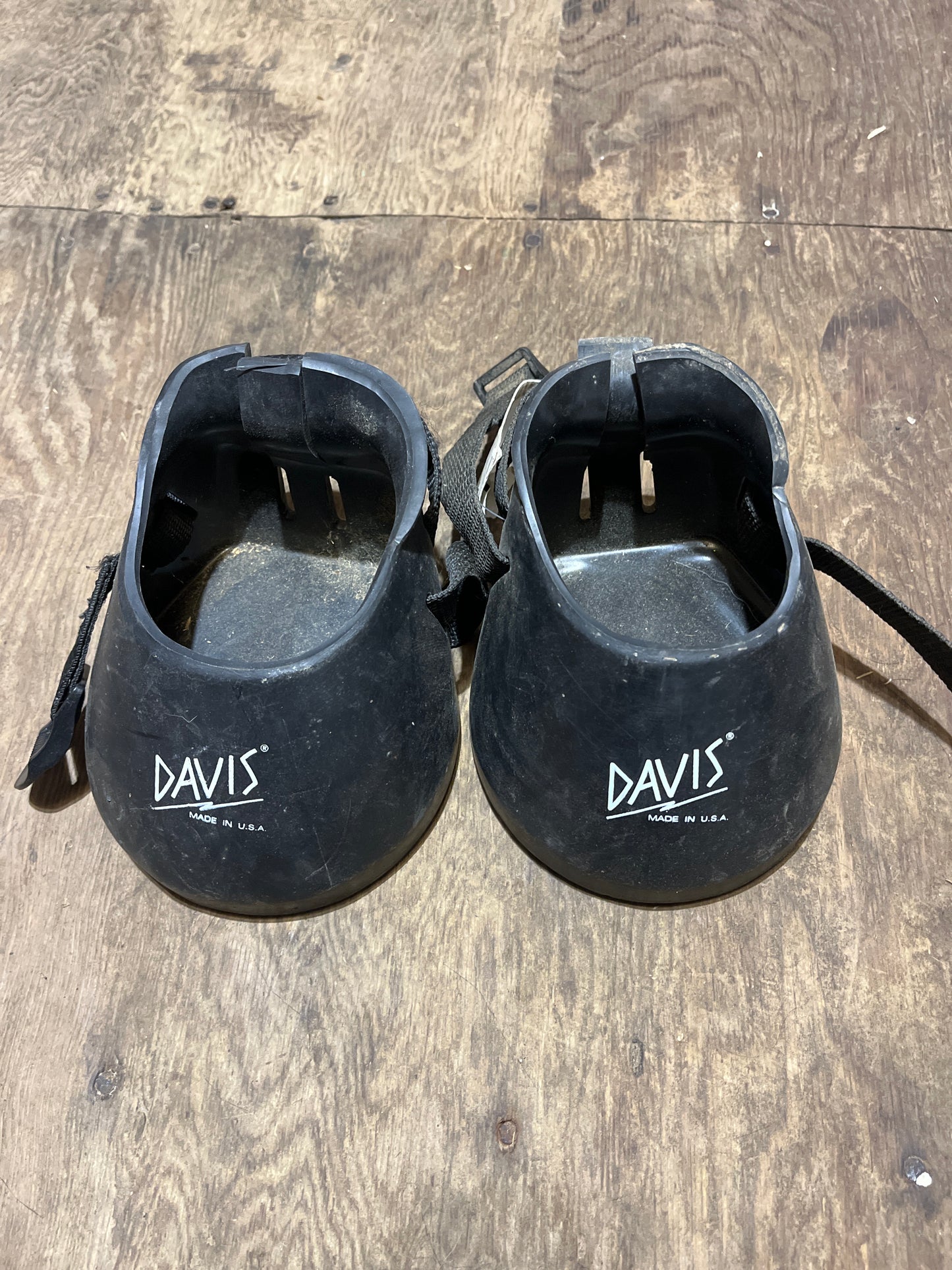 Davis barrier boot pair size 1