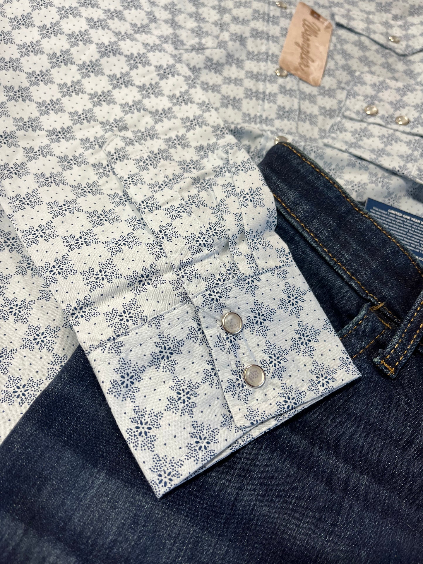 Wrangler blue long sleeve snap button up
