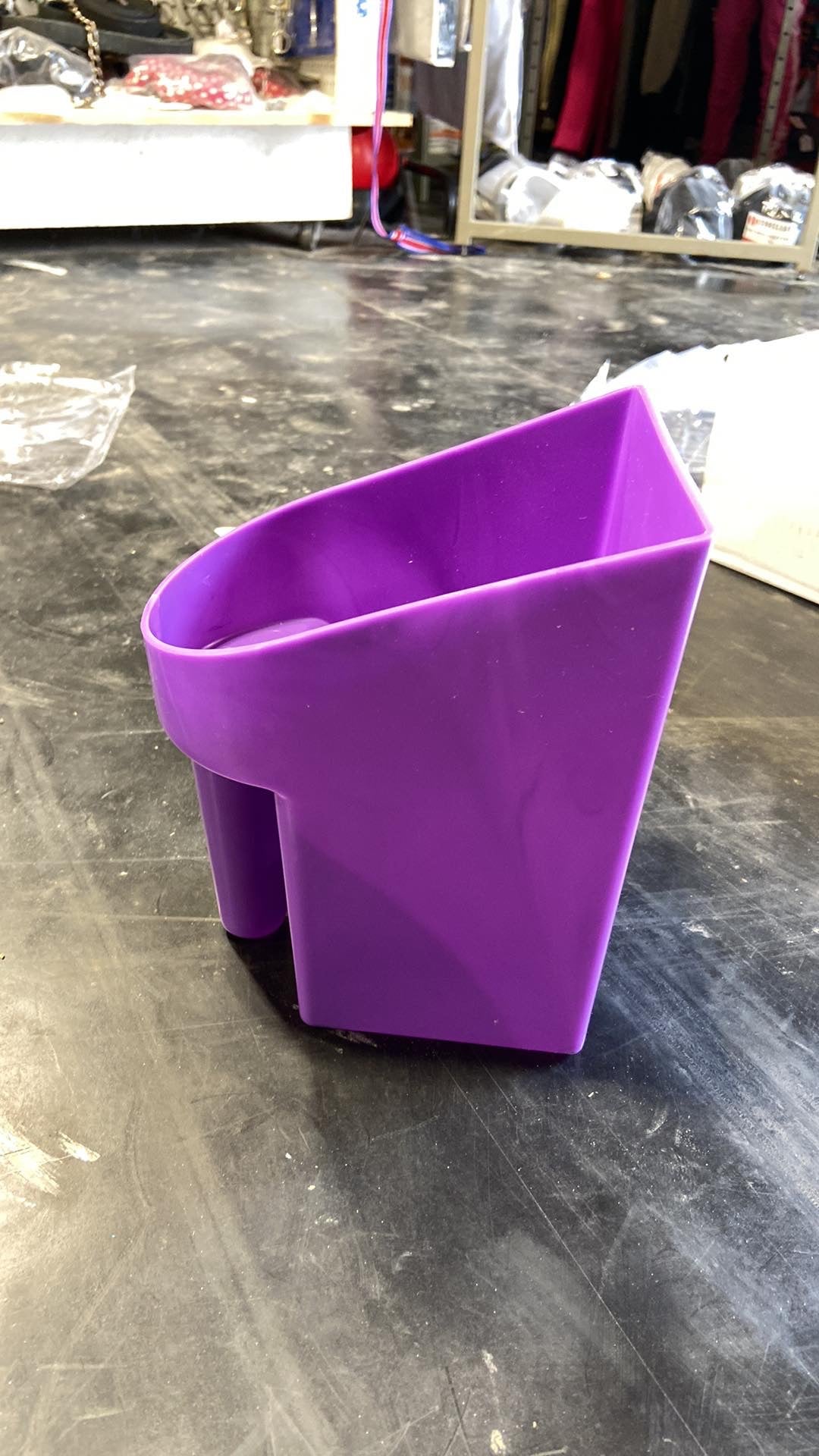 2qt feed scoops with handle