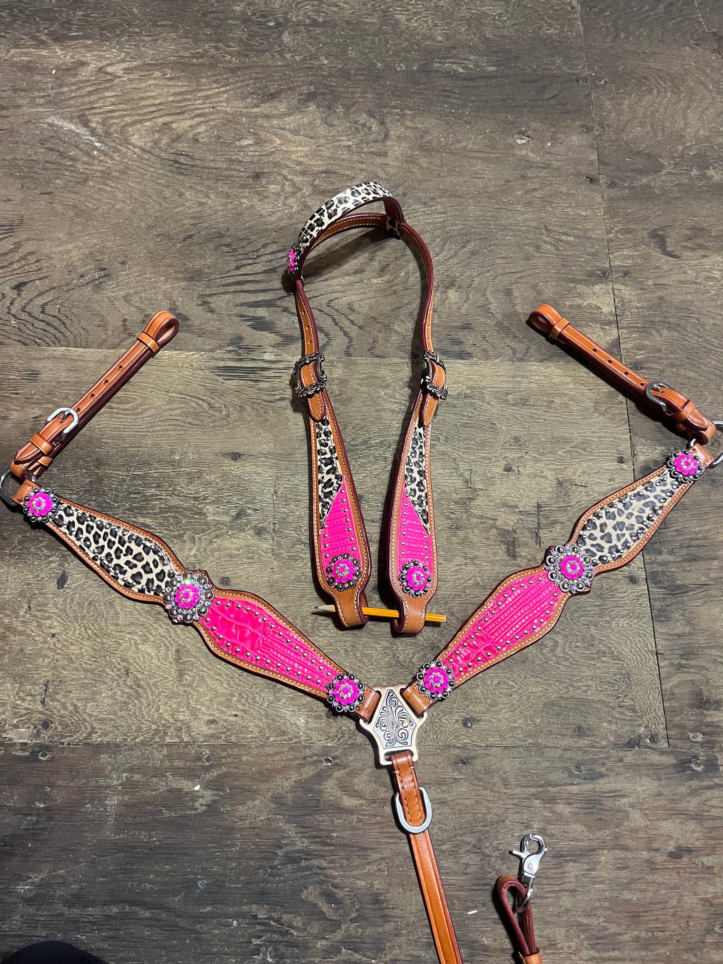 Pink cheetah one ear tack set