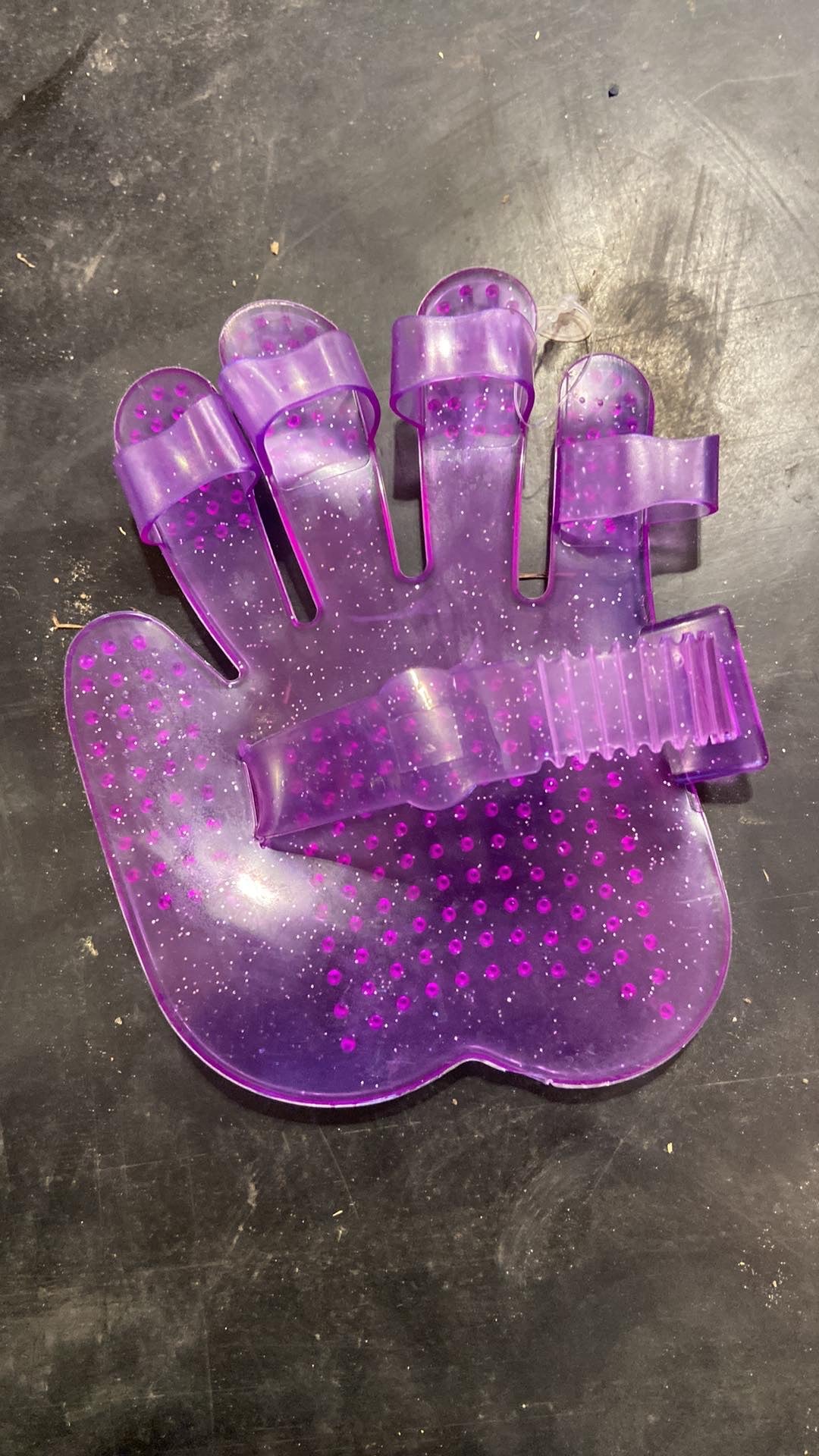 Rubber curry mitts with finger holes
