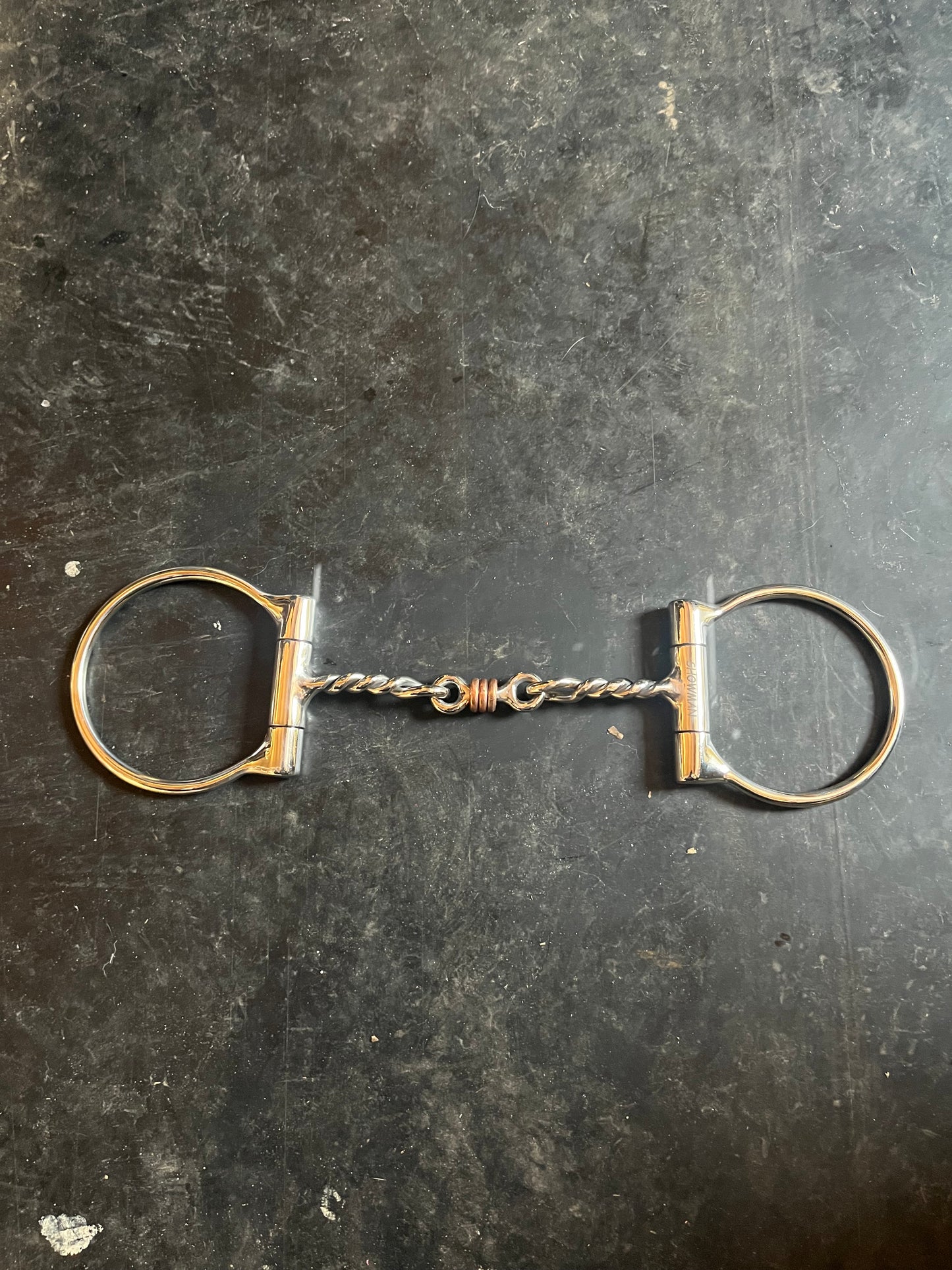 Twisted d ring with copper roller