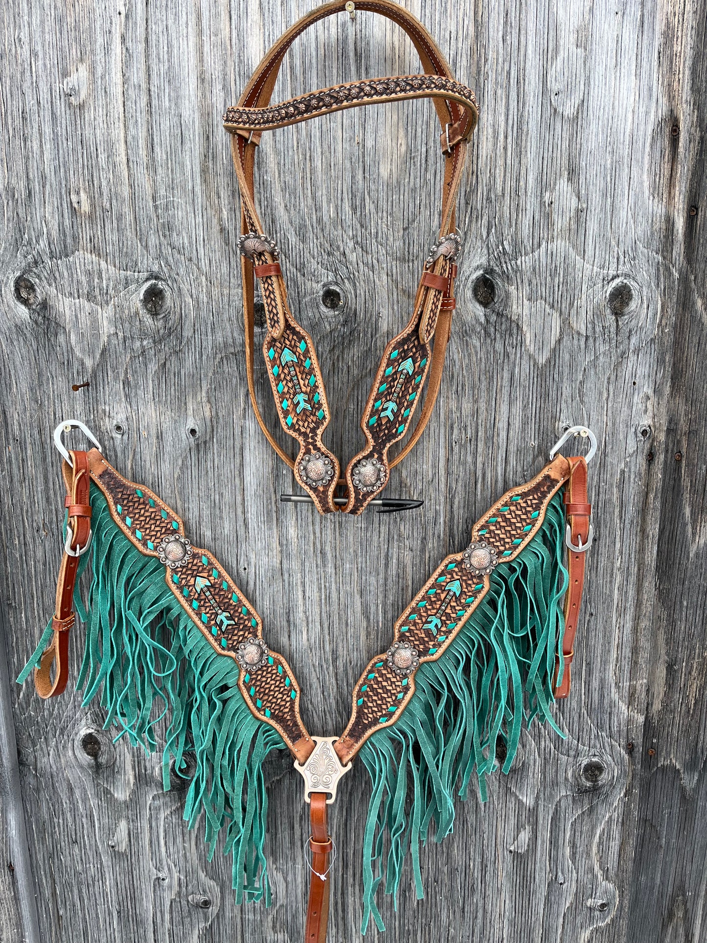 Teal arrow tack set