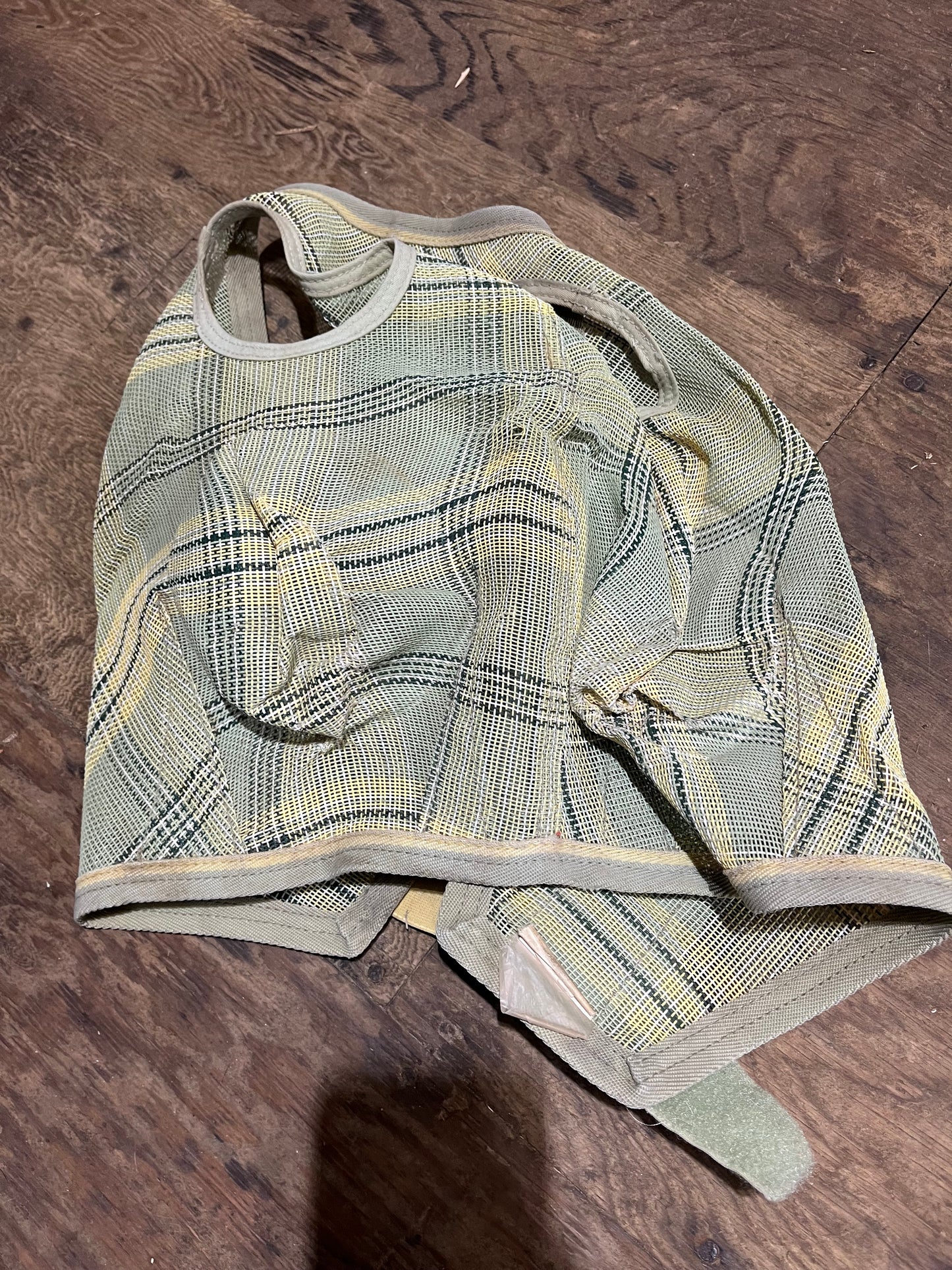Kensington large bug off fly mask has a small hole