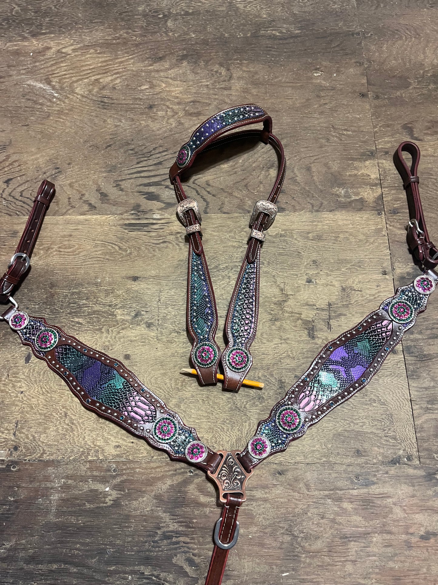 Multicolour one ear tack set