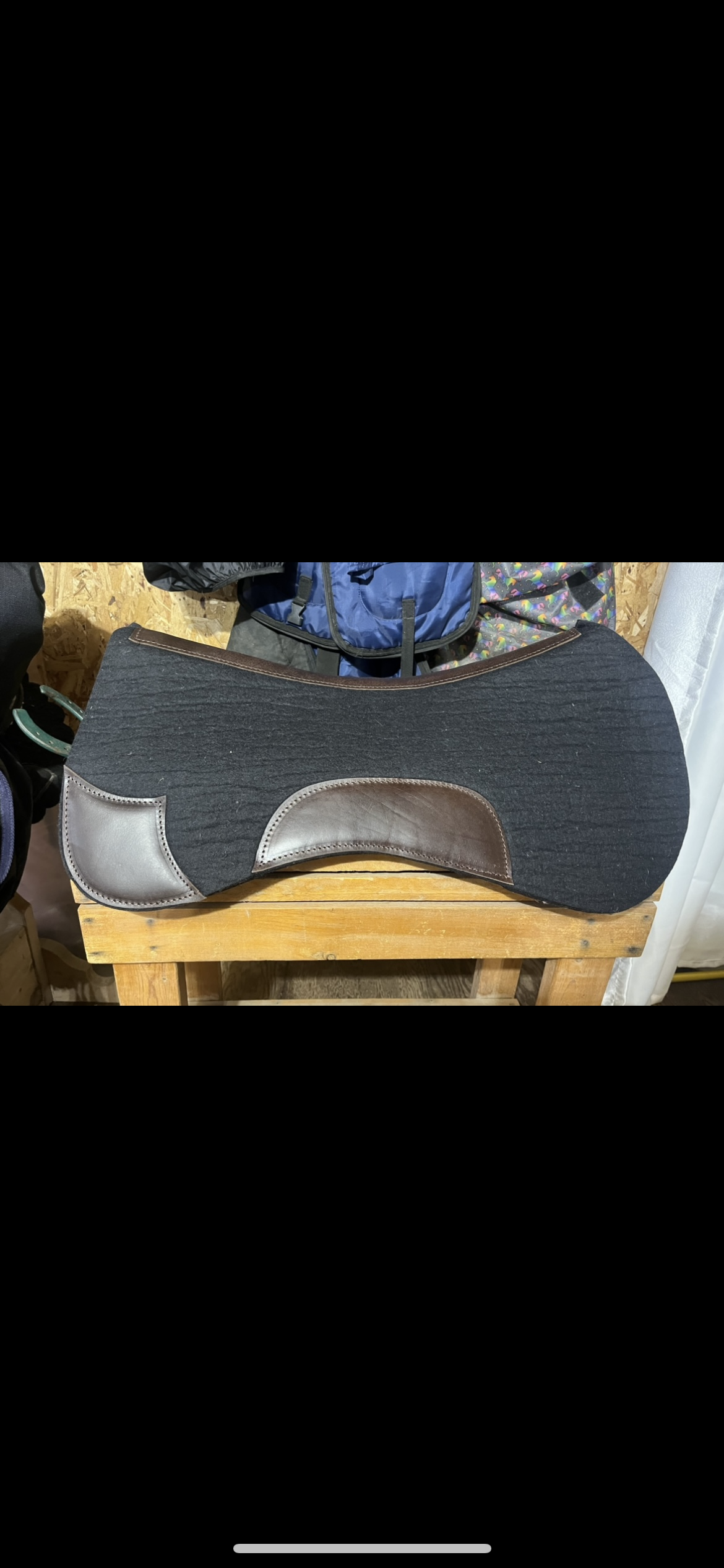 Black shaped western pad