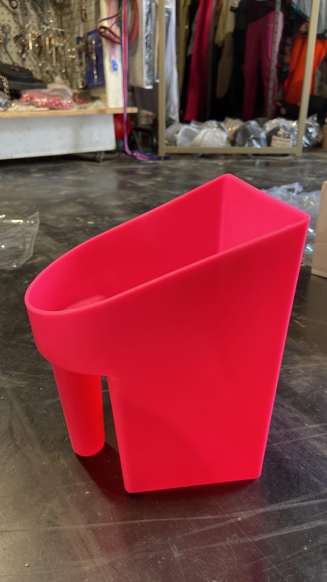2qt feed scoops with handle