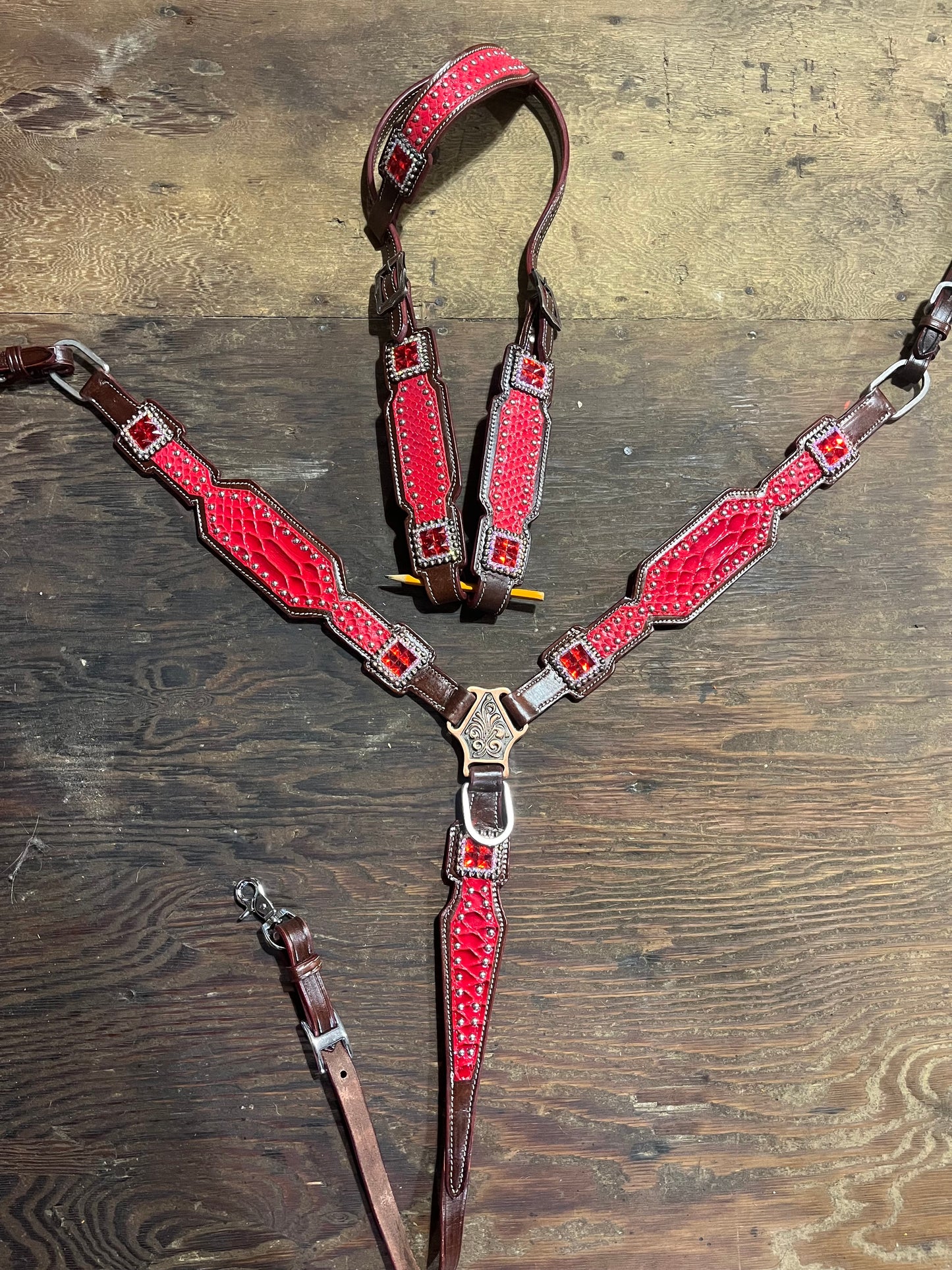 Red one ear tack set