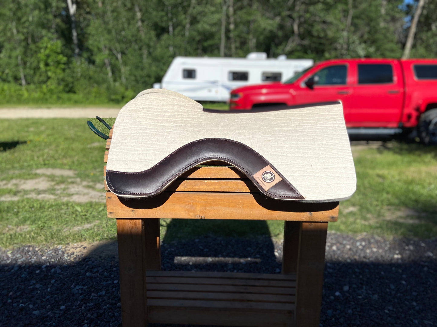 White flex fit open wither close contact wool pad
