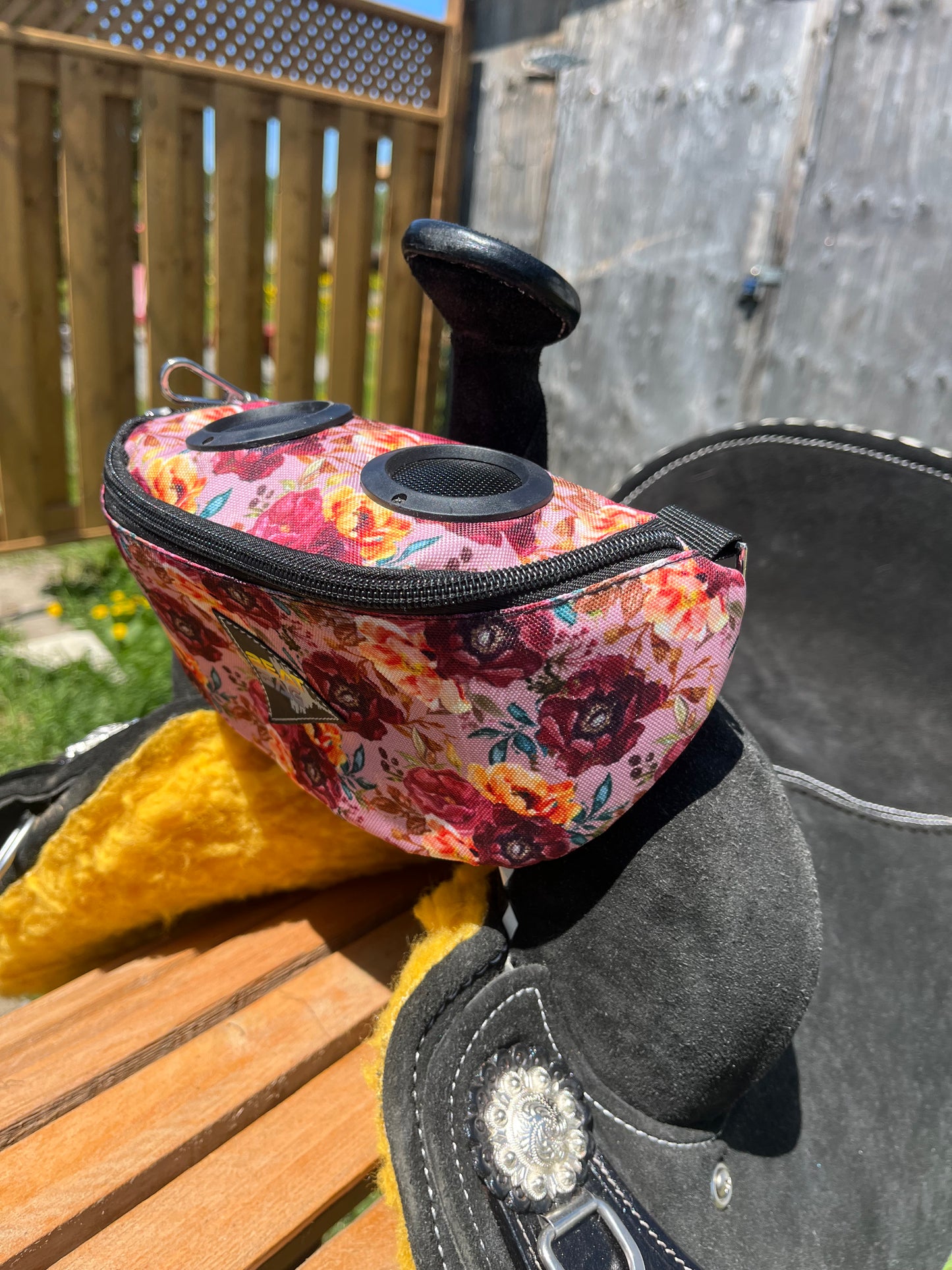 Flower bouquet saddle sac speaker bag