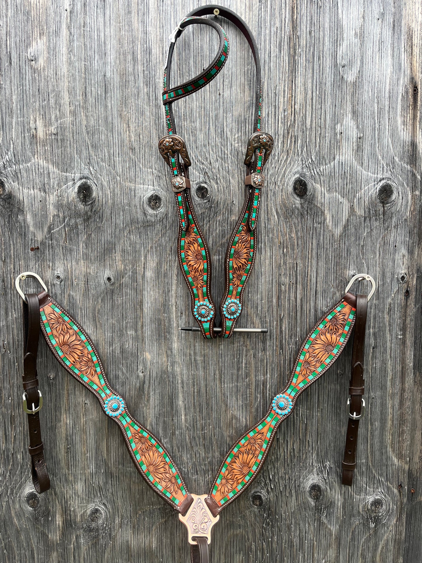 Green flower tooled tack set missing one stone
