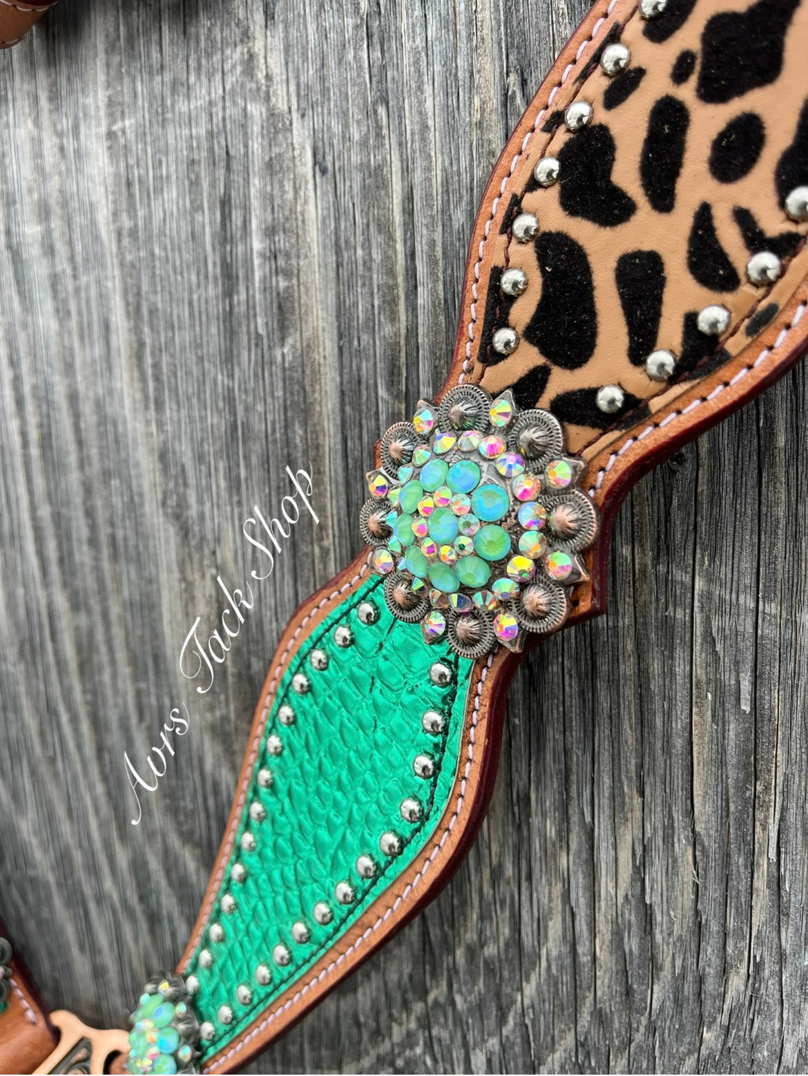 Green leopard tack set