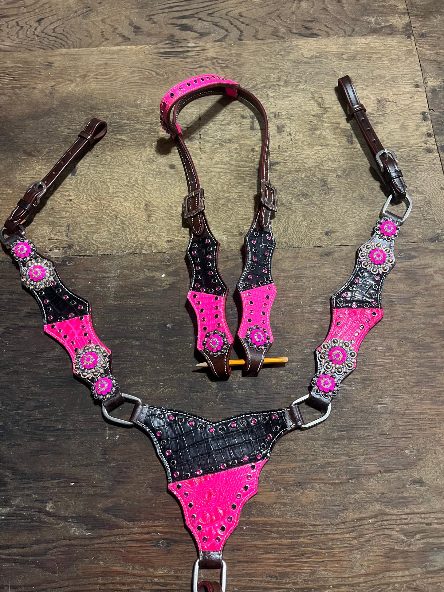 Black and pink gladiator one ear tack set