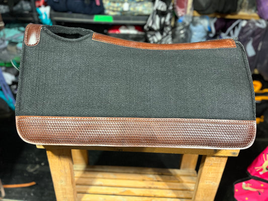 Contoured black felt pad with wither relief