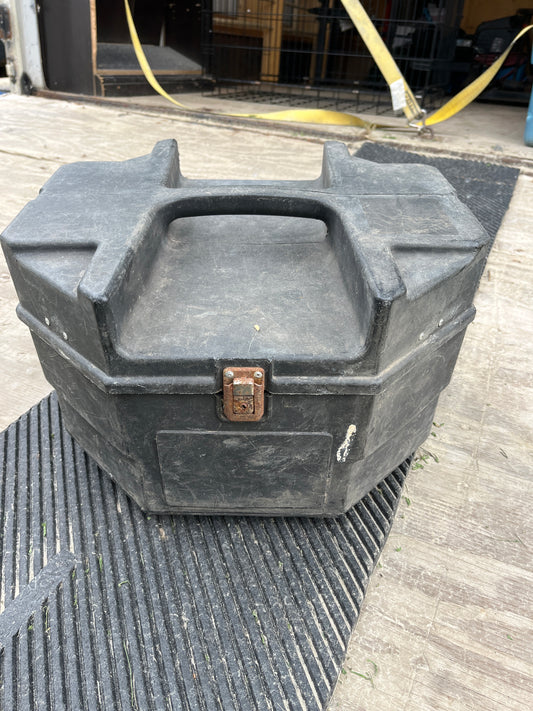 Hat can broken hinge but closes