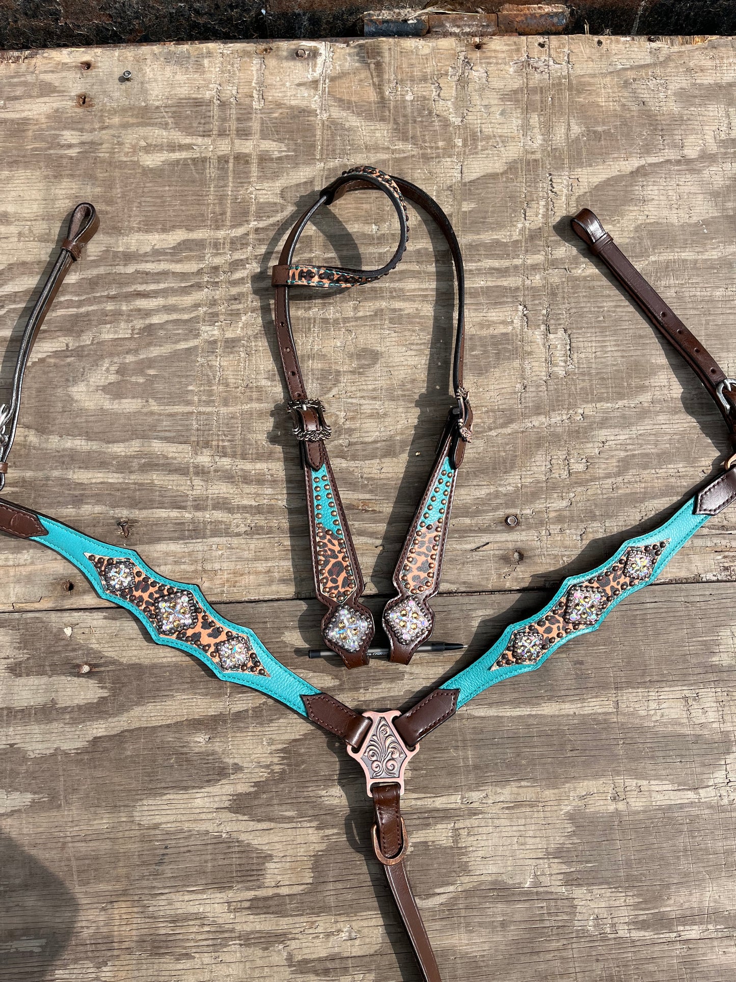 Teal cheetah one ear tack set