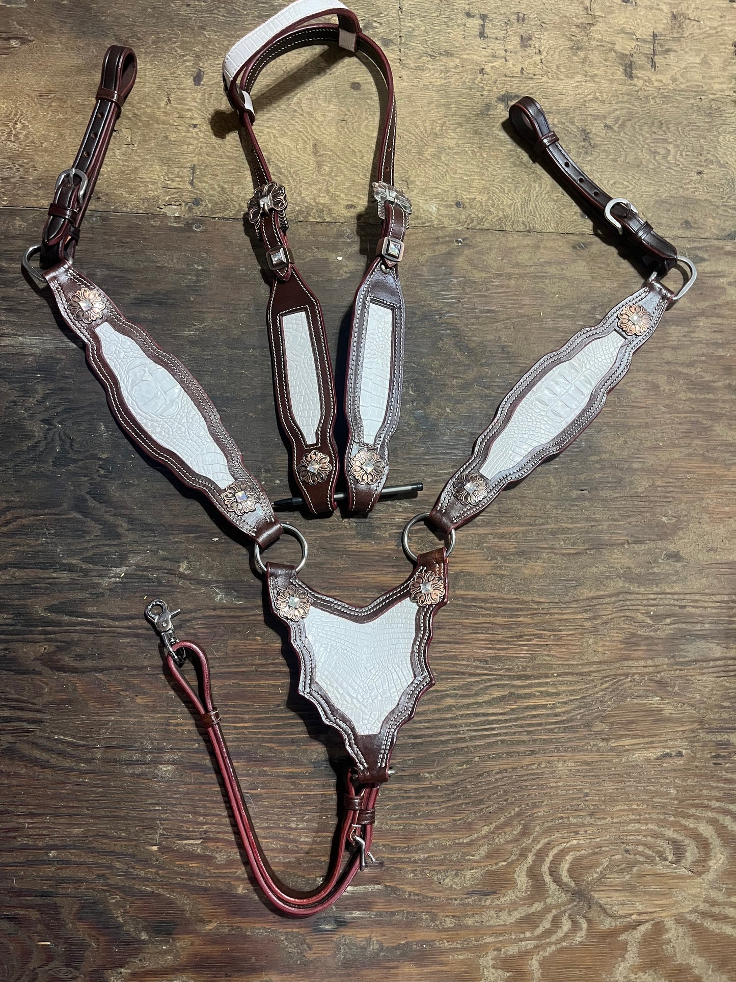 White buckstitch gladiator one ear tack set