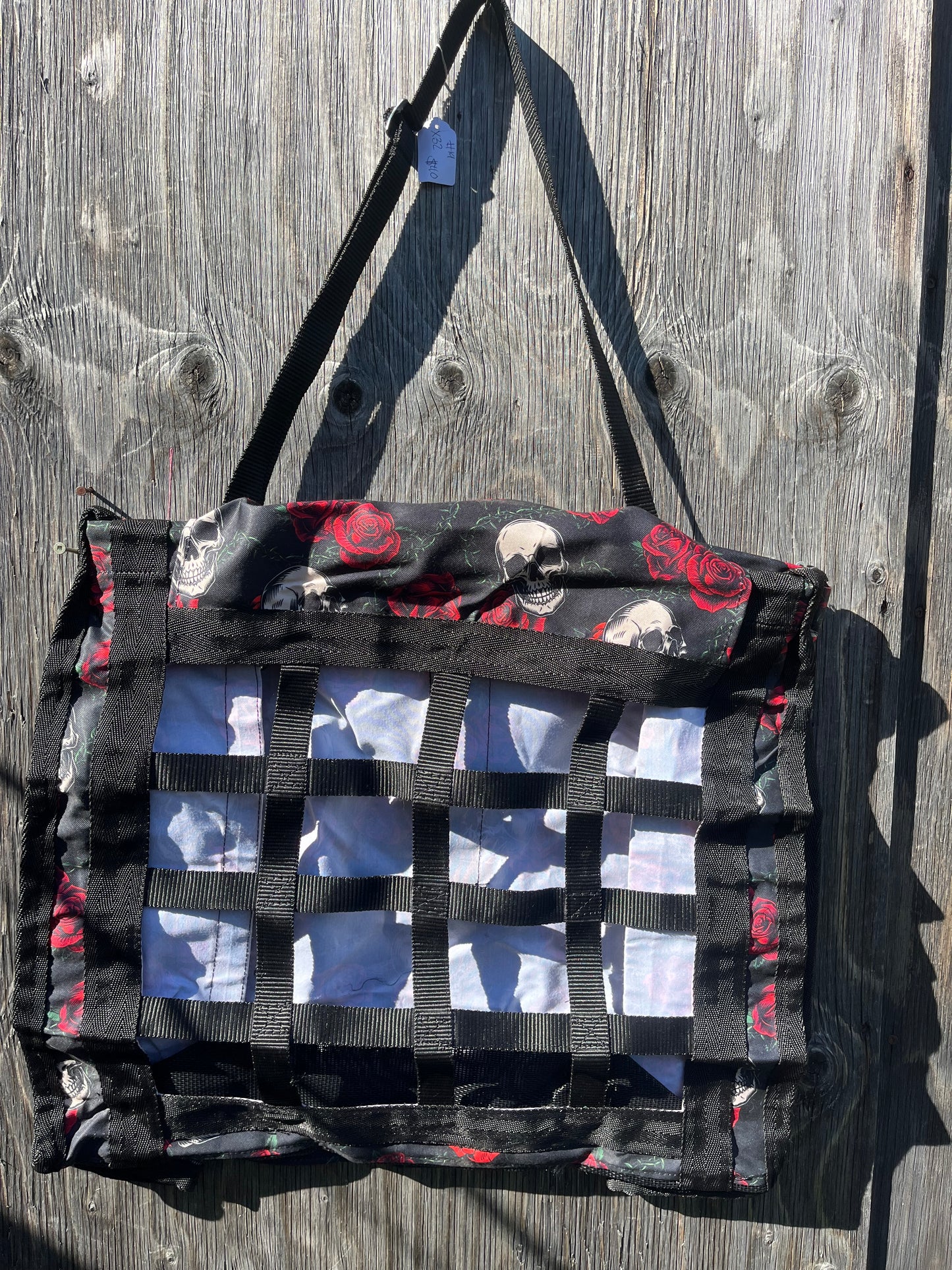 Court of thorns top load hay bag