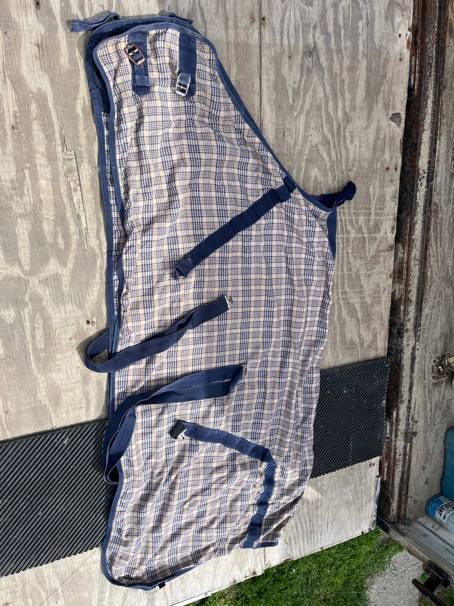 76 stable sheet needs belly buckle added and fleece wither popped
