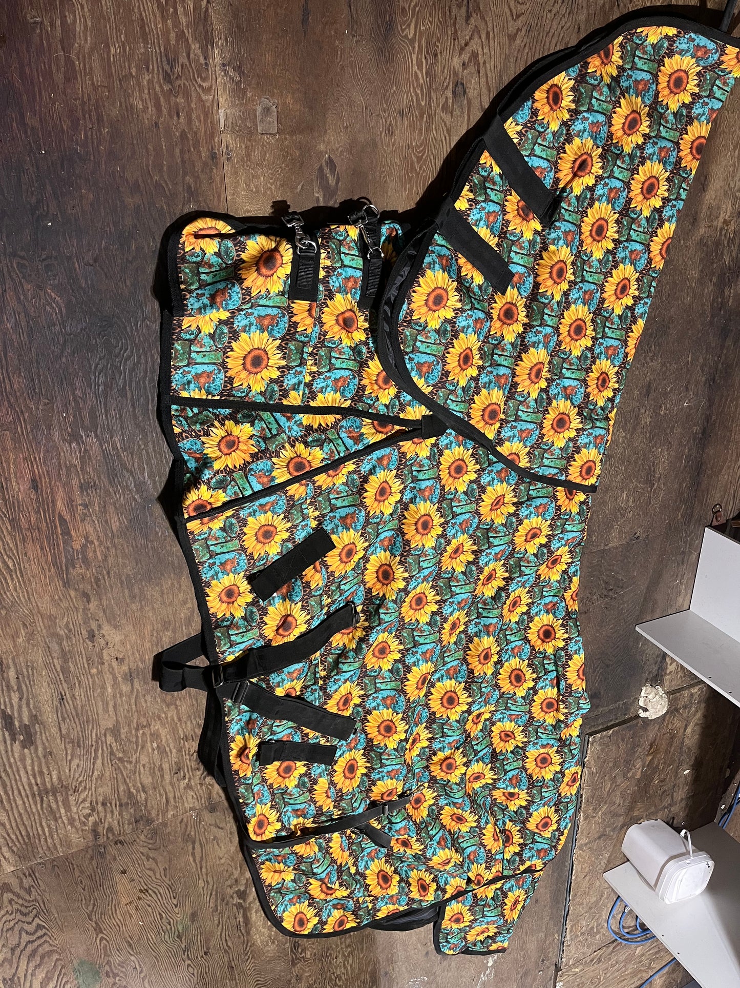 76 100g turnout with hood blanket gently used hood never used