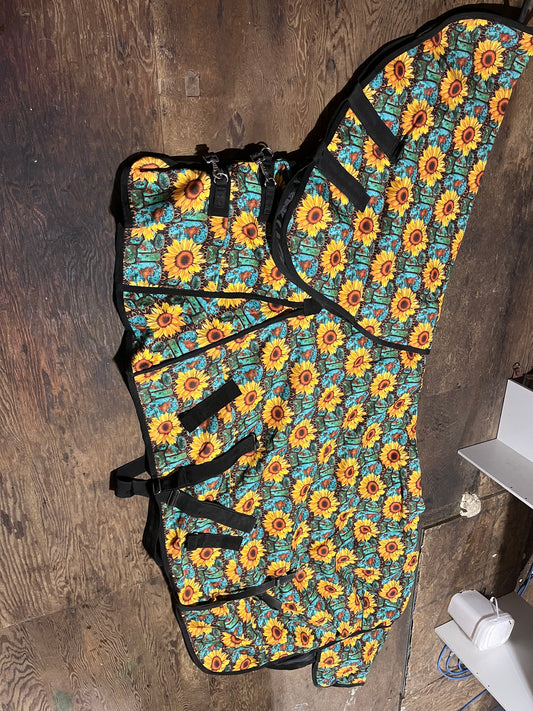 76 100g turnout with hood blanket gently used hood never used