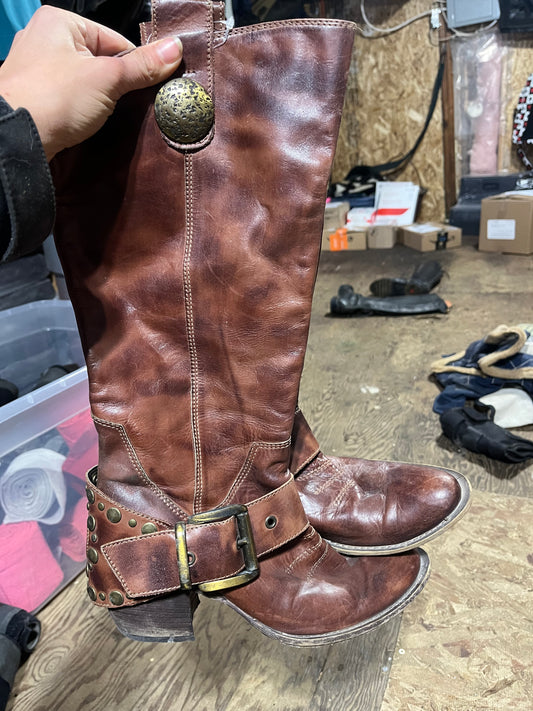 Brown boots with heel size 39
