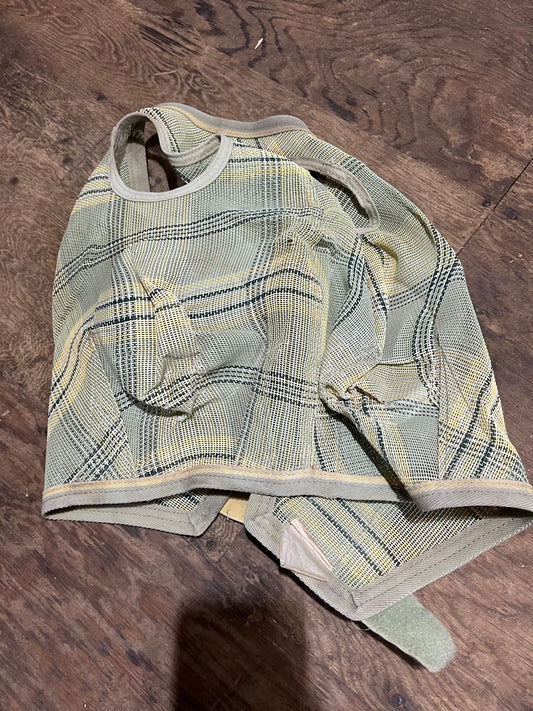 Kensington large bug off fly mask has a small hole