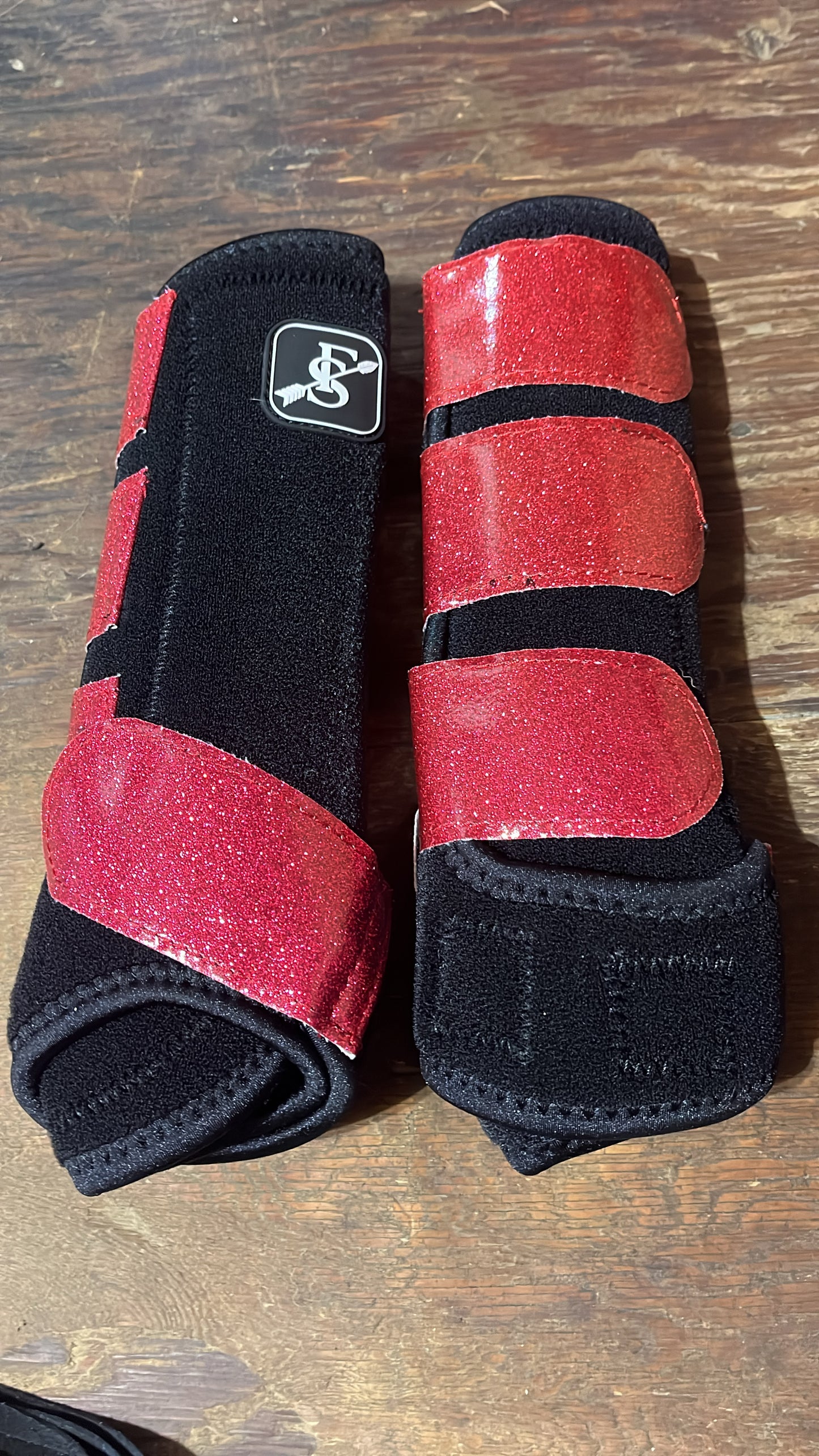 Black medium sport boots with pink straps