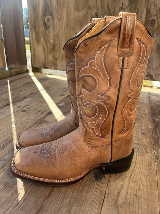 Women’s size 8 cowboy boots