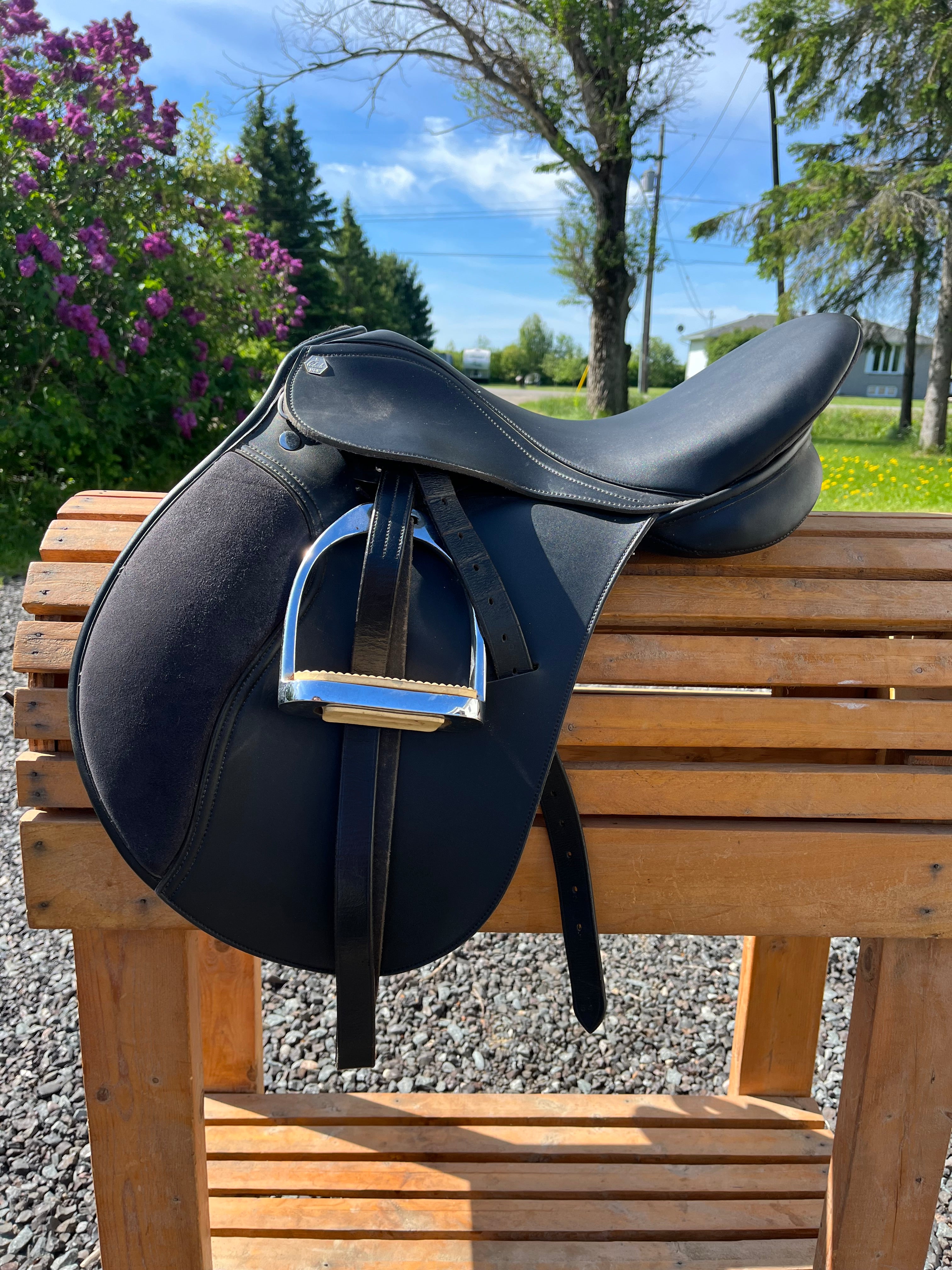 17” S HDR club saddle – Avrs Used Tack Shop