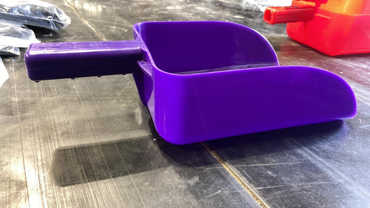 Feed scoop with handles