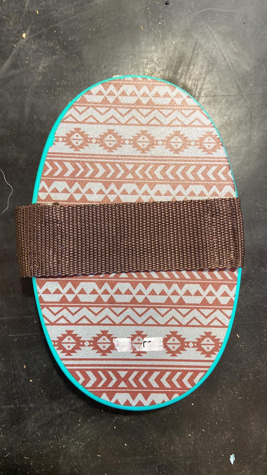 Plastic hard bottom curry comb navajo print