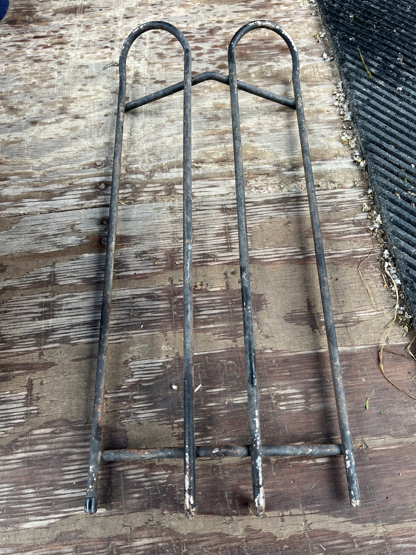 Metal saddle rack