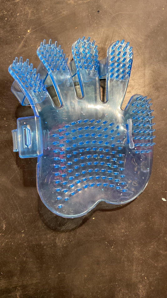 Rubber curry mitts with finger holes