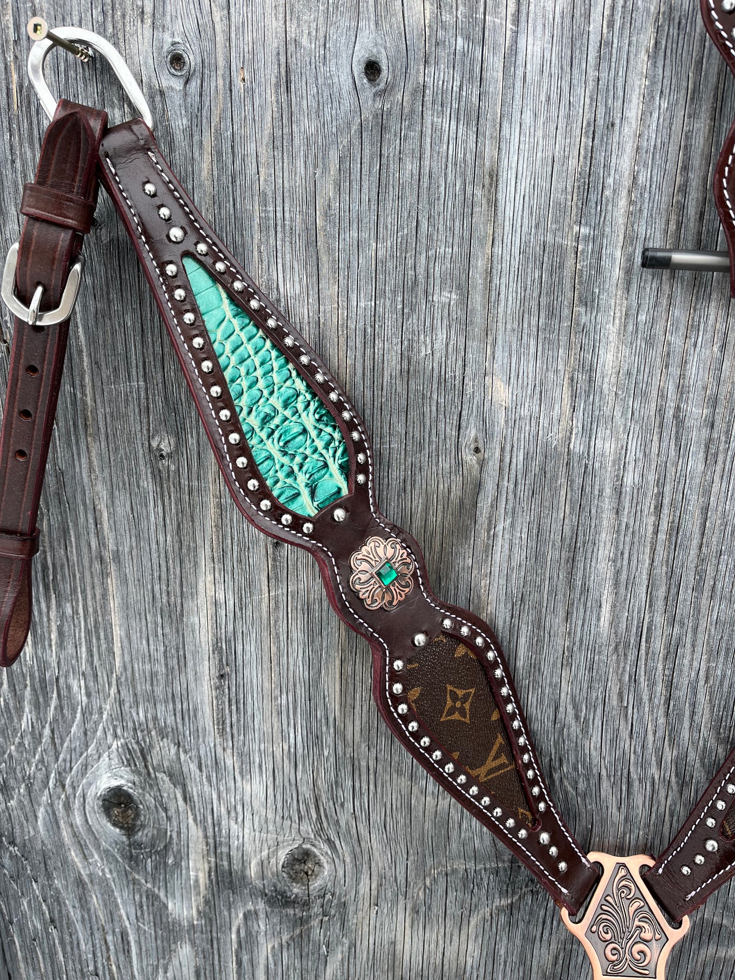 Designer one ear tack set