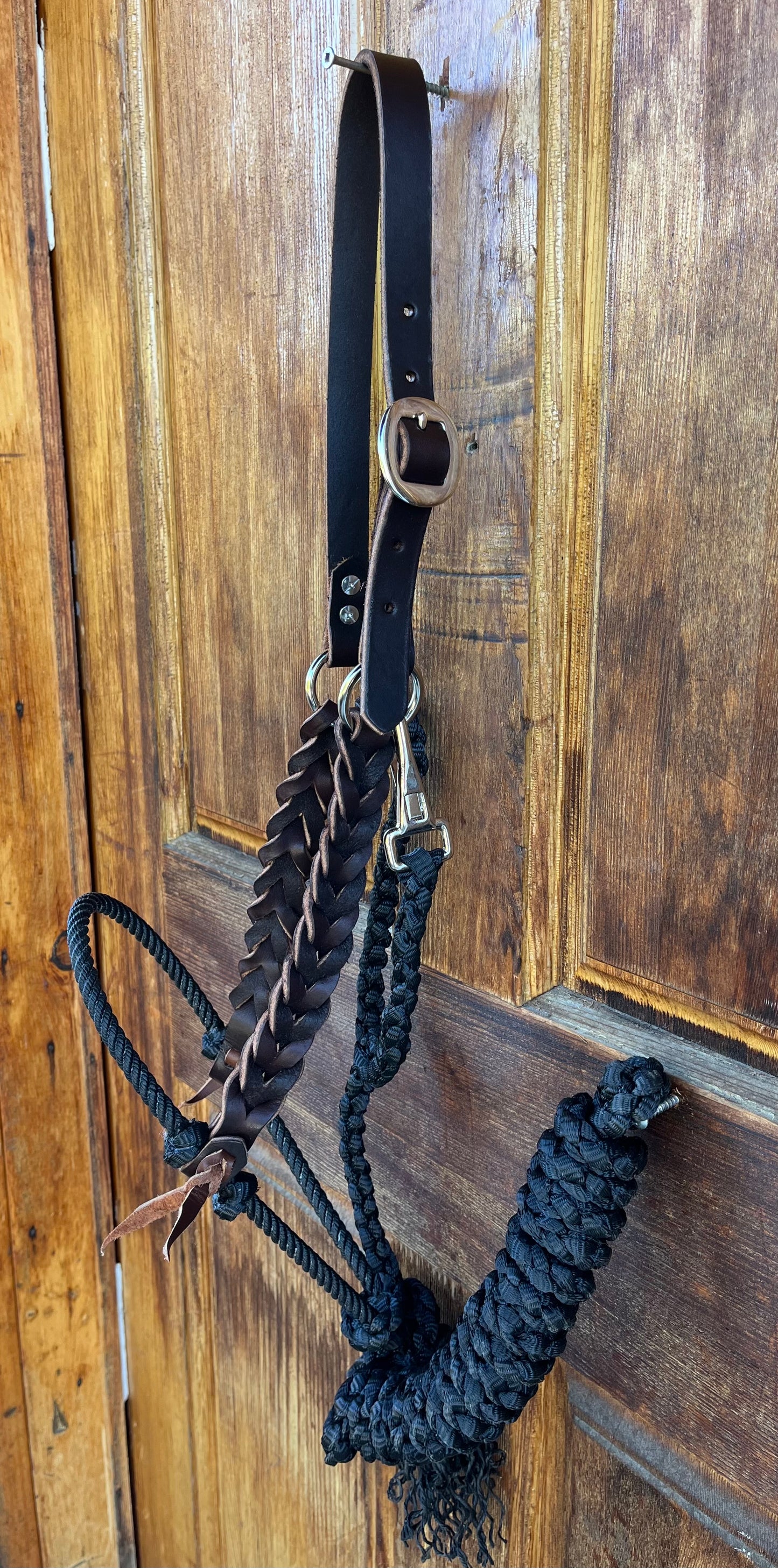 Black muletape lariat with braided leather cheeks