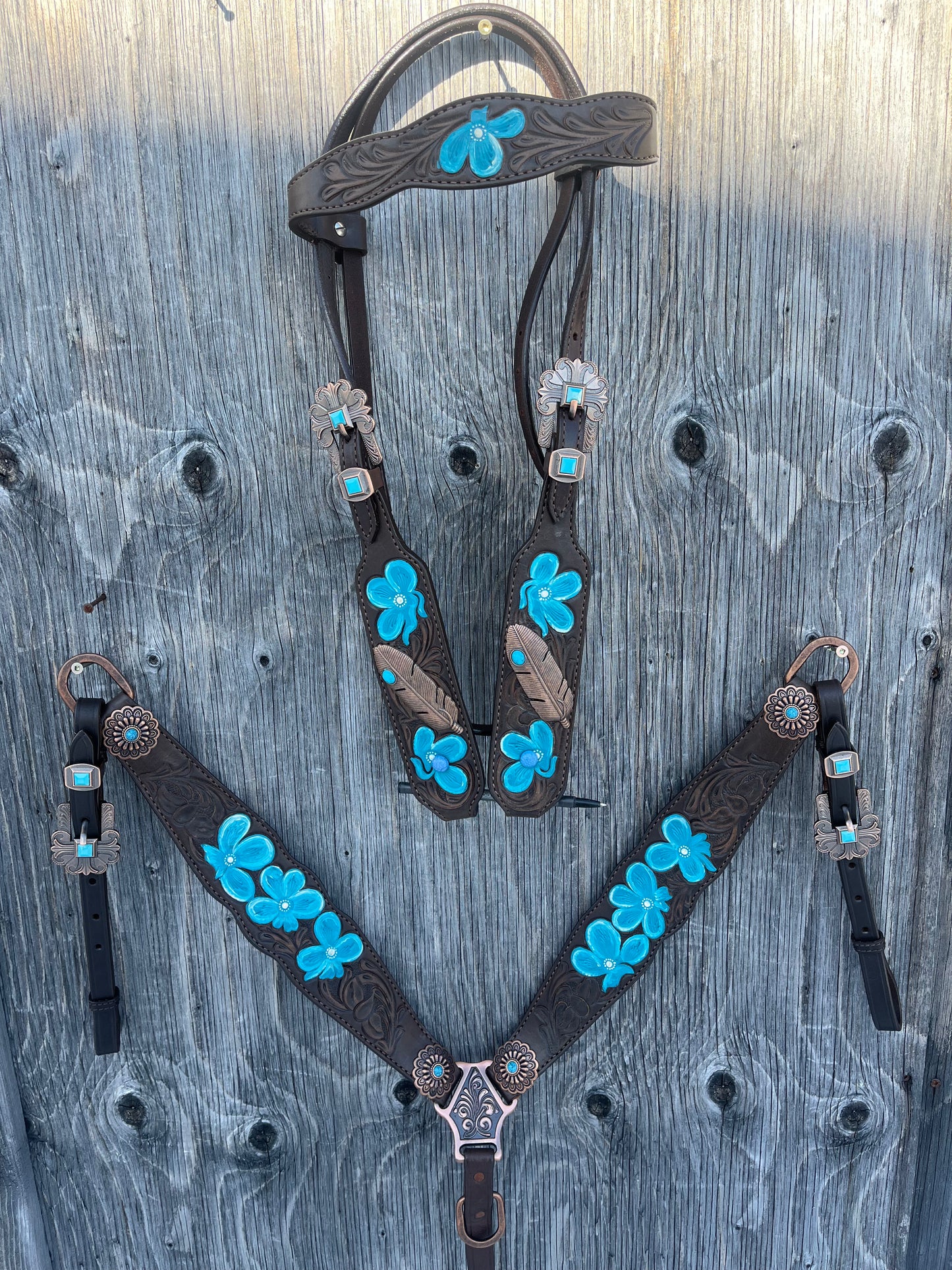 Blue flower and feather tack set