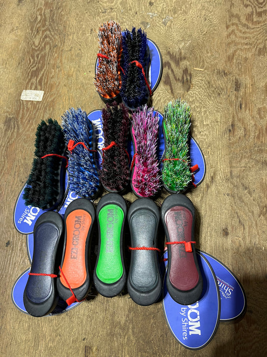 Compact hoof brushes