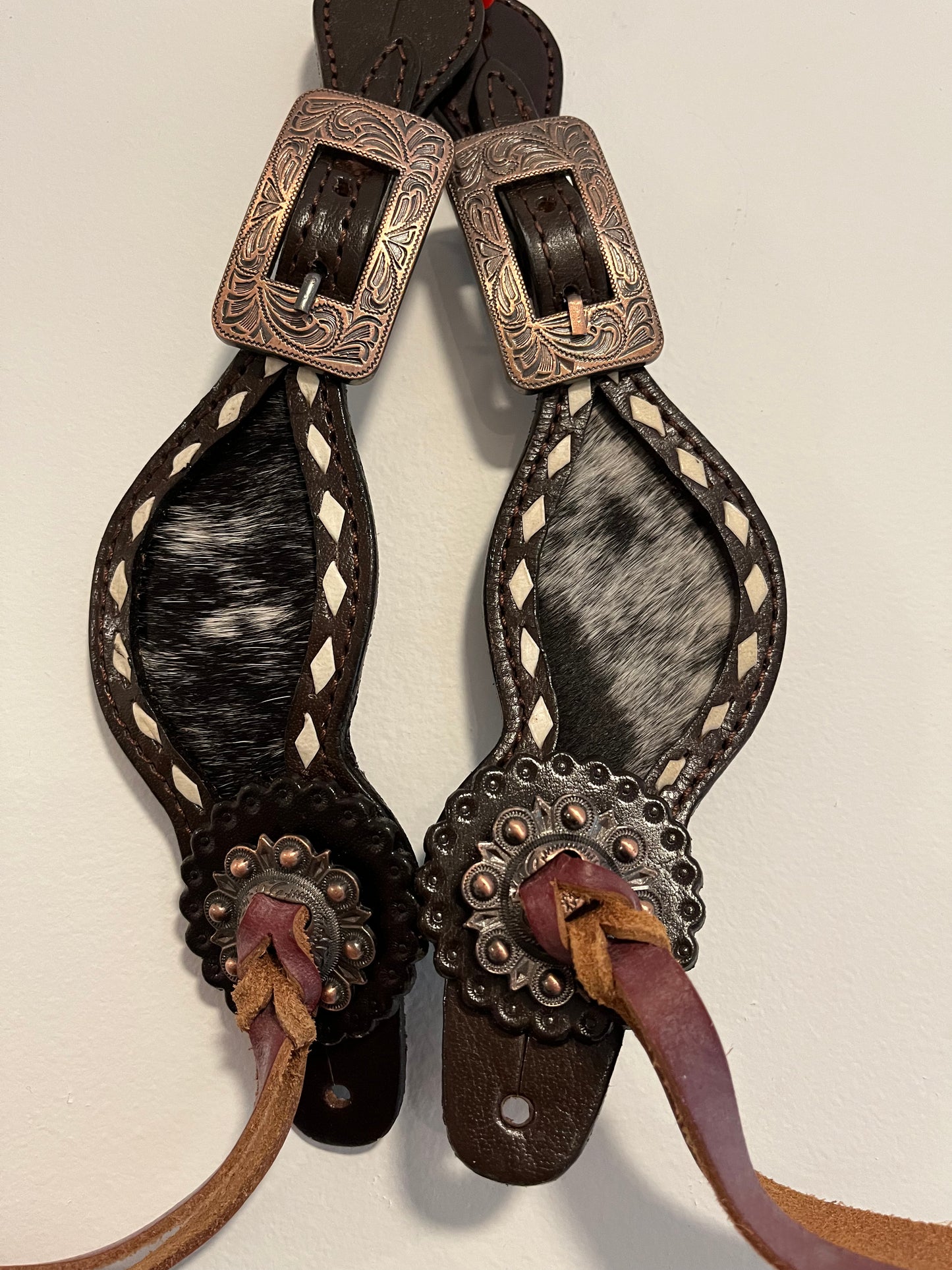 Spur straps with cowhide inlay