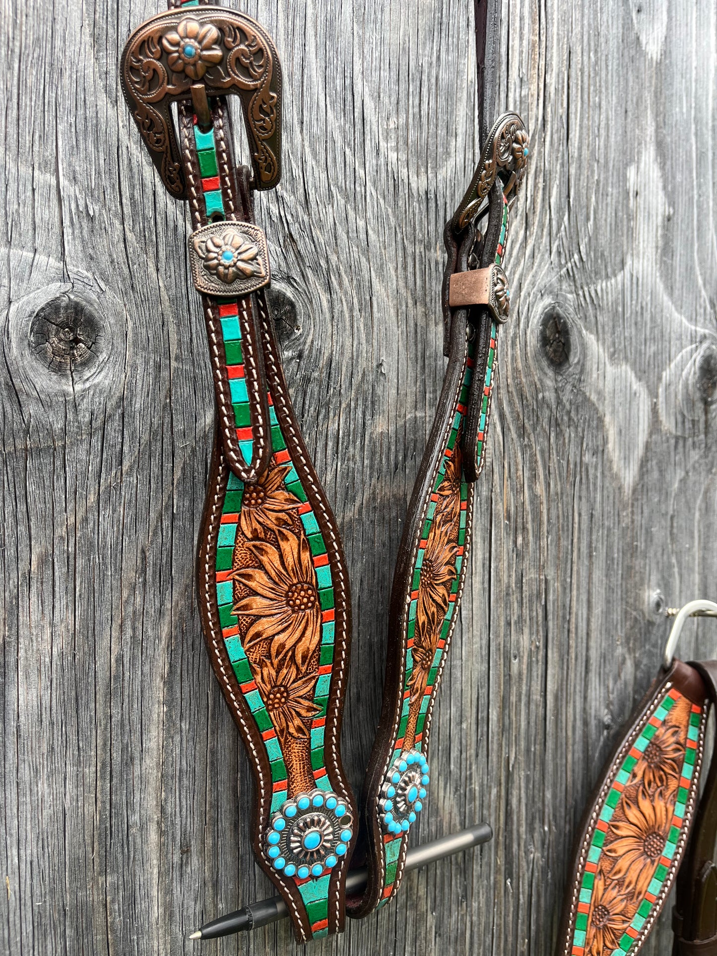 Green flower tooled tack set missing one stone