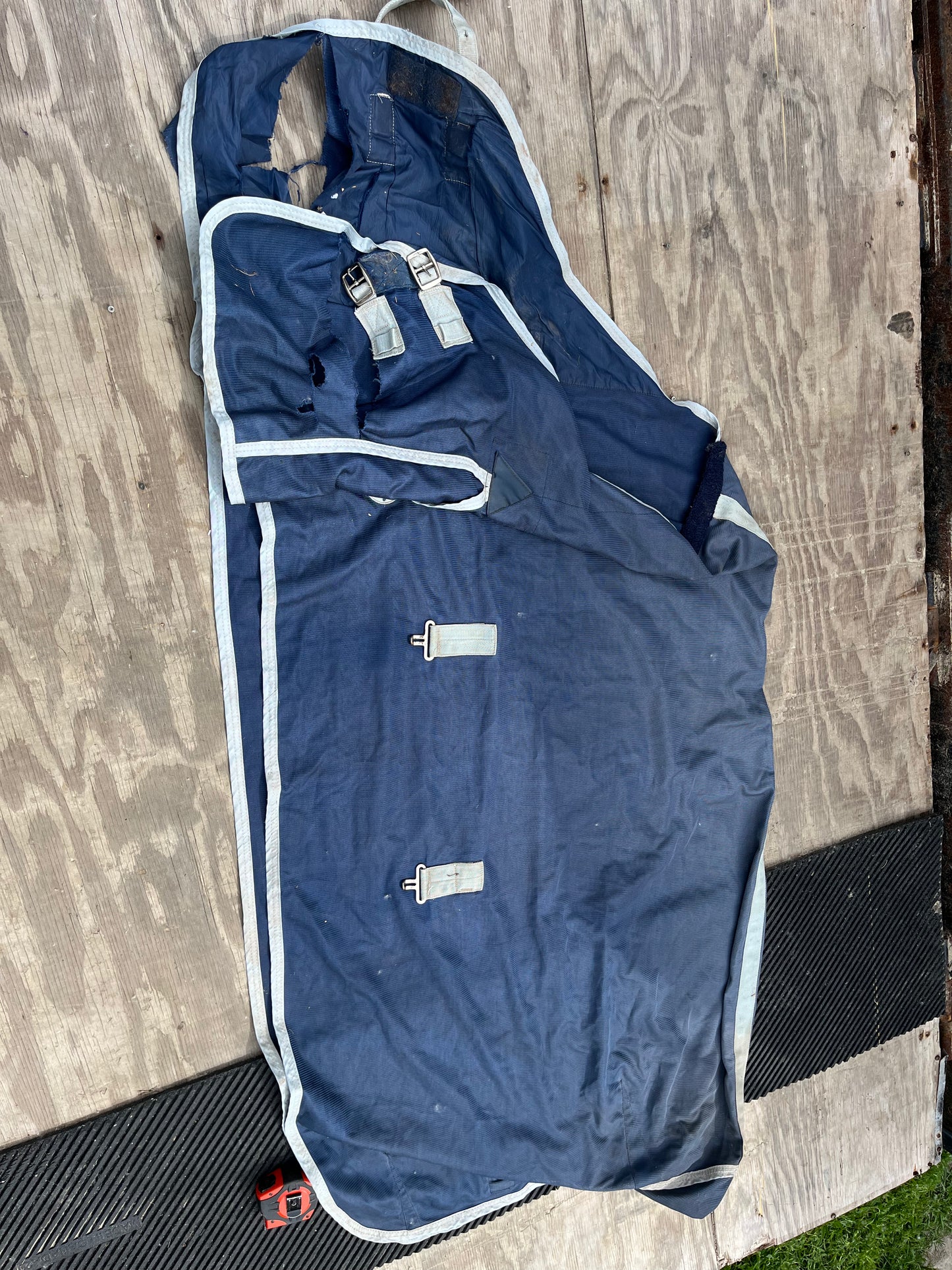 75 flysheet no belly straps but is the style that use double end ones so no sewing needed for them. Has rips on front as seen